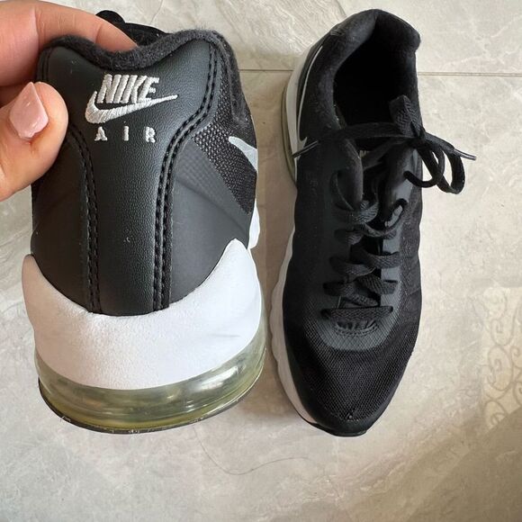 Women's Nike Air Max Invigor Black White Size 7.5 - Picture 5 of 5